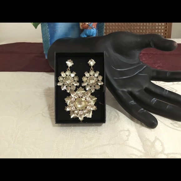 AVON BEAUTIFUL VINTAGE PIERCED EARRINGS AND BOLD BROOCH SET / NEVER USED - Picture 4 of 5